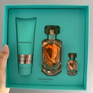 Brand new in box! Tiffany & Co.
Rose Gold Eau de Parfum 3-Piece Gift Set